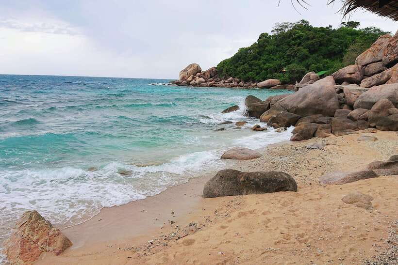 Koh Tao: Premium Snorkel Tour to Koh Nangyuan Bays by Oxygen - Getting to Koh Nangyuan: Scenic Stops and the Spirit Rocks You Pass